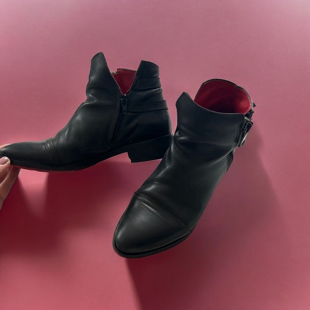 Genuine leather ankle boots.